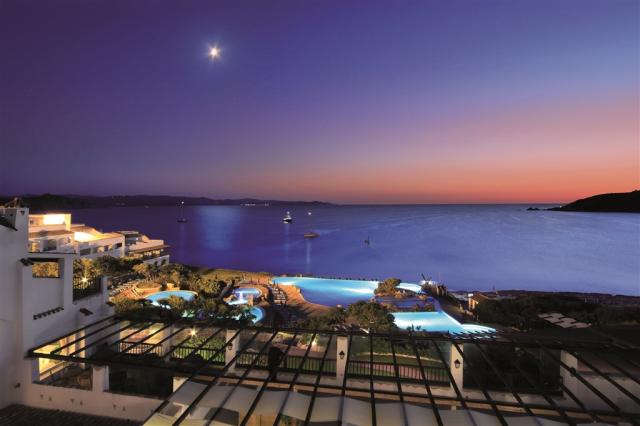 COLONNA GRAND HOTEL CAPO TESTA noční výhled.jpg
