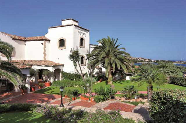 COLONNA GRAND HOTEL CAPO TESTA_Facciata  foto Gianfranco Guccio