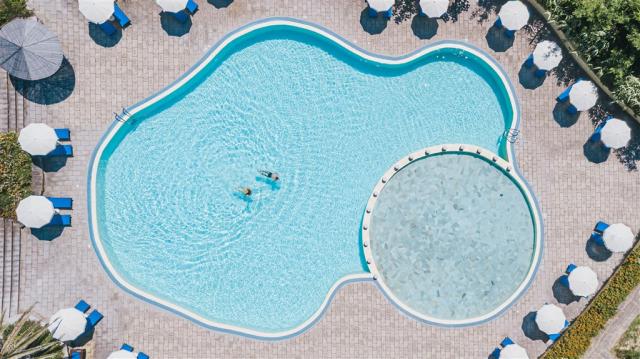 19tris_Dune_Palme_social_piscina_coppia_RGB_NG_mod.jpg