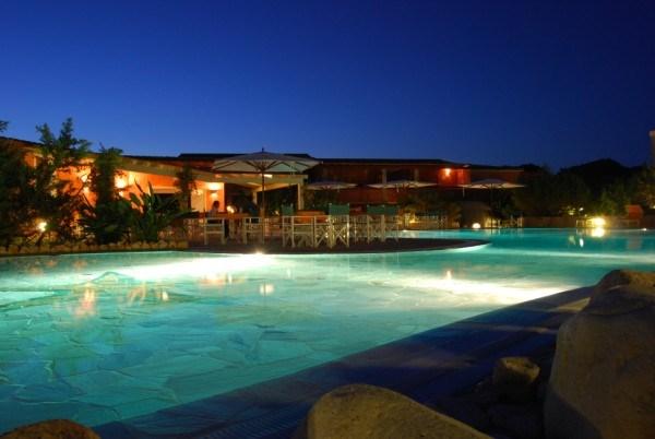 HOTEL LE SABINE_NOČNÍ POHLED NA BAZÉN S BAREM.jpg
