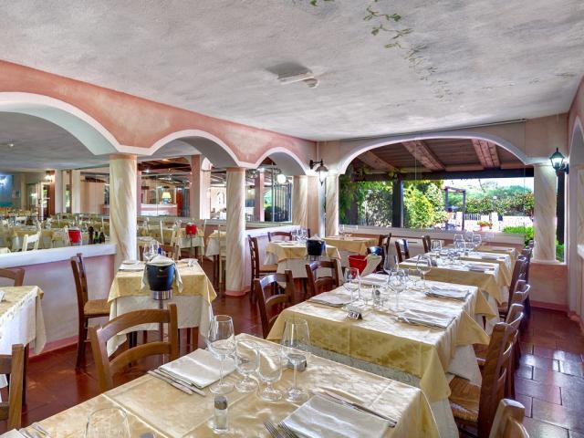 COLONNA_BEACH_HOTEL_MARINELLA_restaurace.jpg