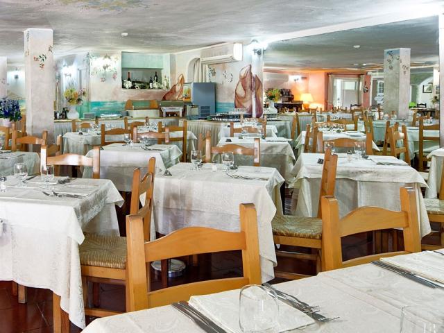 COLONNA_BEACH_HOTEL_MARINELLA_snidane.jpg