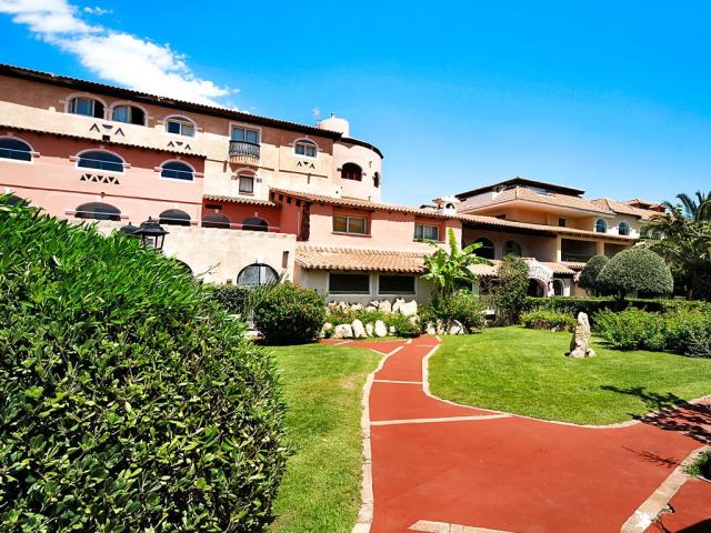 COLONNA_BEACH_HOTEL_MARINELLA_exterier.jpg