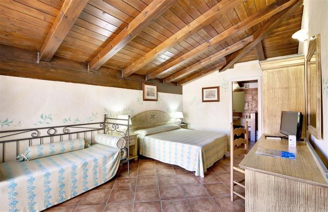 COLONNA_BEACH_HOTEL_MARINELLA_VistaMareLateraleNoBalcone.jpg