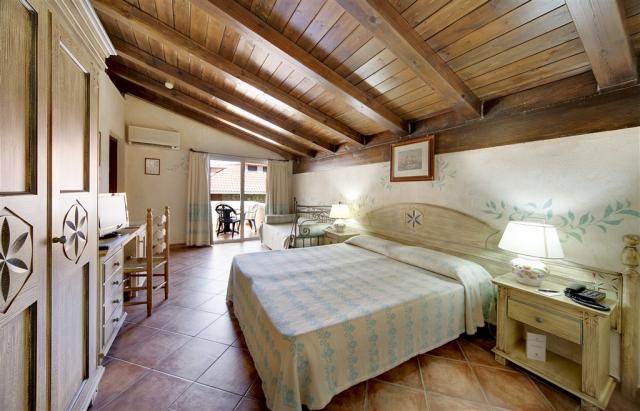 COLONNA_BEACH_HOTEL_MARINELLA_StandardconBalcone3.jpg