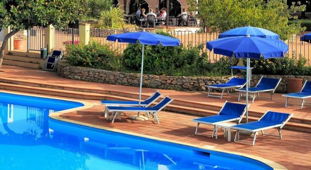 COLONNA_BEACH_HOTEL_MARINELLA_detail_bazen.jpg