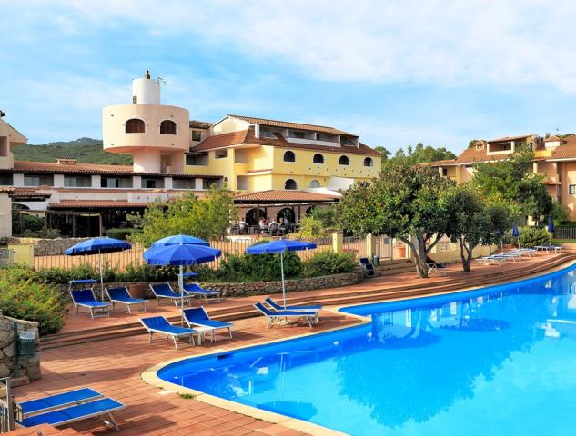 COLONNA_BEACH_HOTEL_MARINELLA_bazen_hlavni_budova.jpg