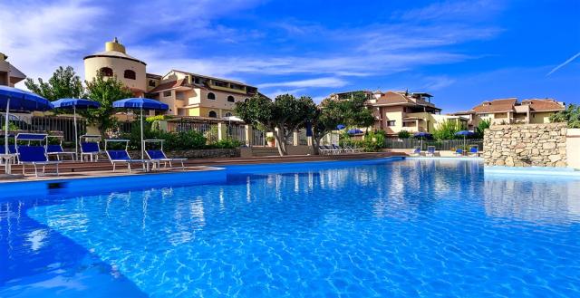COLONNA_BEACH_HOTEL_MARINELLA_bazen.jpg