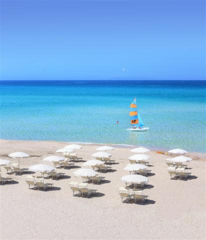4_Dune_spiaggia_ombrelloni_bianchi_catamarano_V_RGB.jpg