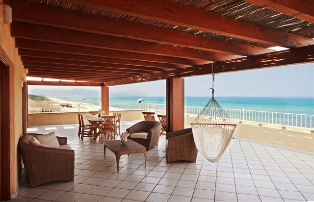 HOTEL LA DUNA BIANCA_TERASA U PLÁŽE RESORTU.jpg