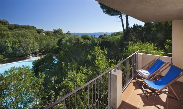 17_Mirto_veranda_bordo_piscina_vm_senza_modellaRGB.jpg