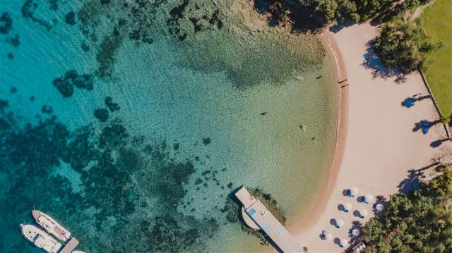 2d_Mirto_spiaggia_Cala_Capra_social_1_RGB_N.jpg