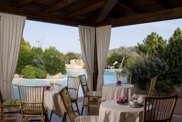 COLONNA_DU_GOLF_Du Golf_PoolBar.jpg