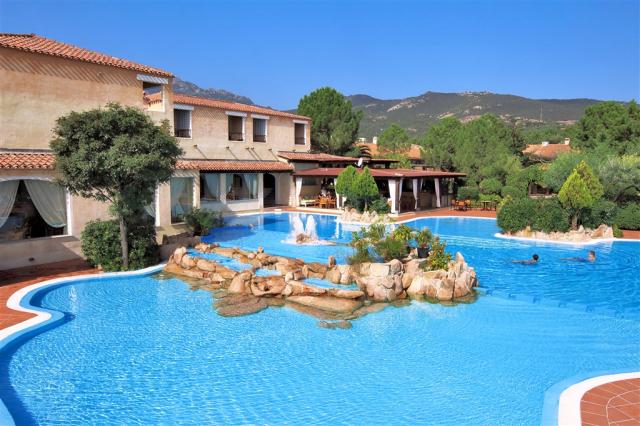 COLONNA_DU_GOLF_Du Golf_Pool.jpg