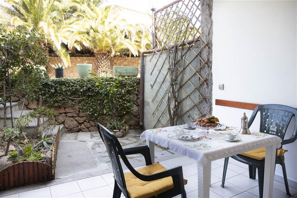 5. giardino_patio_a_due_passi_isola_rossa.jpg