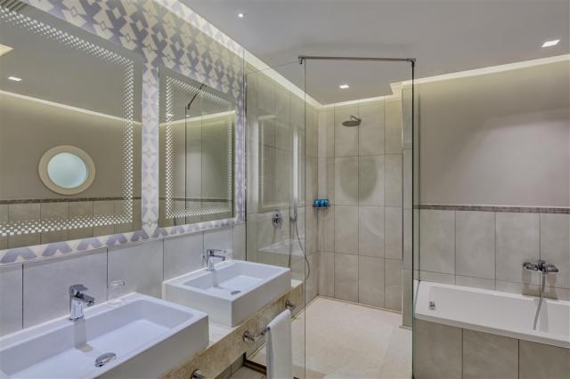 FVR_Hotel_Pineta_bathroom.jpg
