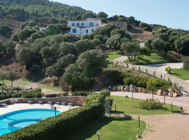 foto esterna con piscina.jpg