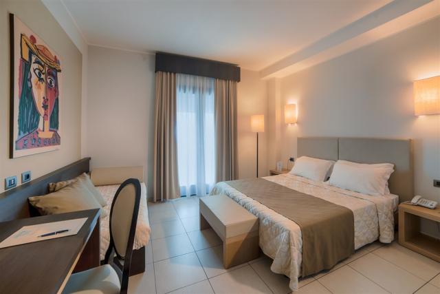 Deluxe Room1.jpg