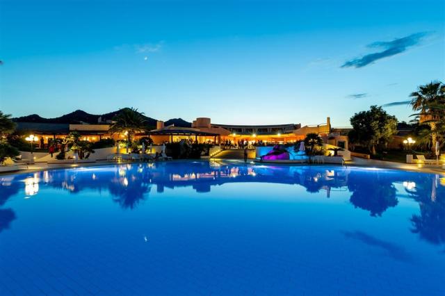 sant_elmo_beach_hotel_pool_piscina_vista_view_notturno_night.jp