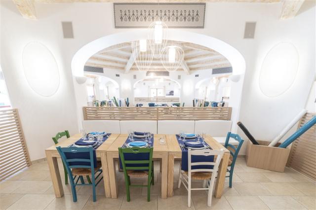 JANNA_E_SOLE_tavoli_taverna1.jpg