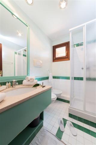 Camera_Bagno_Quadrupla_Bivano_Plus_Villa_Liscia_Eldi_1.jpg