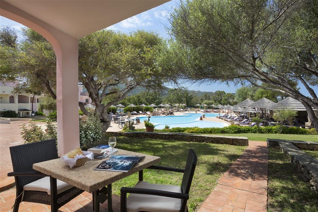 Deluxe vista esterna fronte piscina 3.JPG
