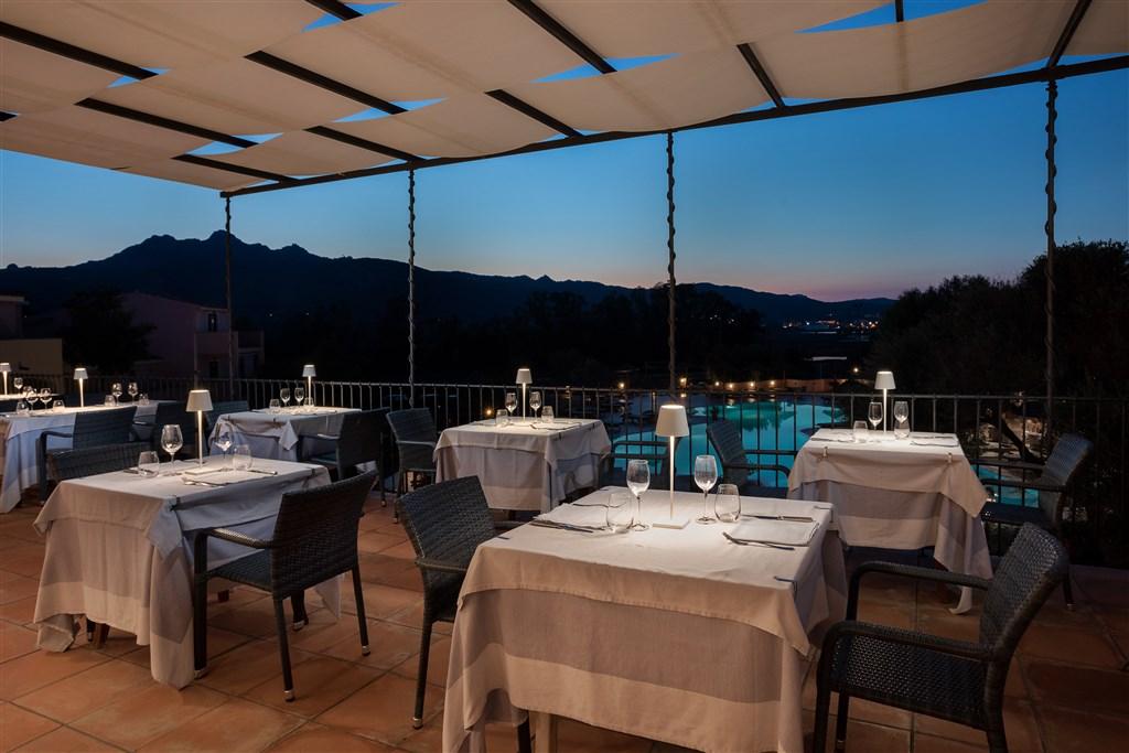 Ristorante terrazza senza persone.jpg