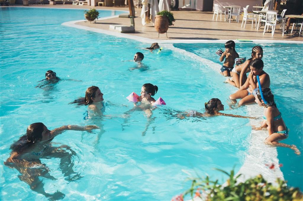 Mini-club piscina 1.jpg