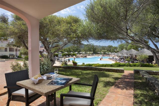 Deluxe vista esterna fronte piscina 3.JPG
