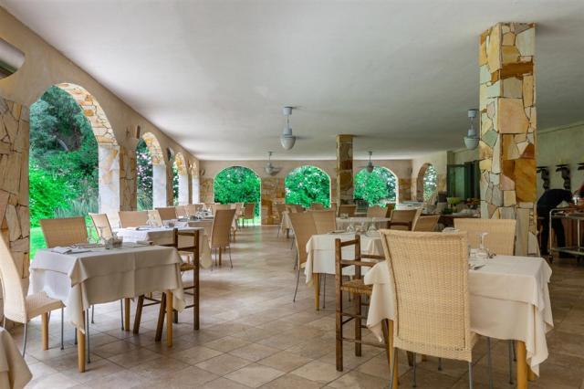 hotel-flamingo-sardegna-pula-ristorante-wild-duck-sala-esterna.