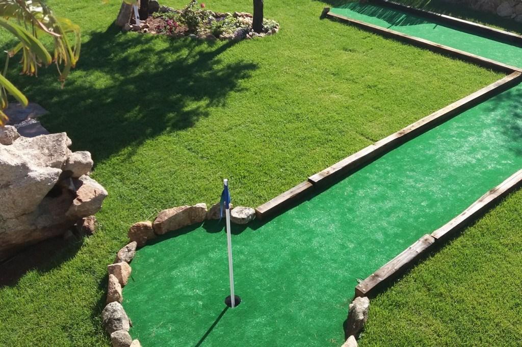 club-hotel-residence-cala-gonone-sardegna-mini-golf-1024x680.jp