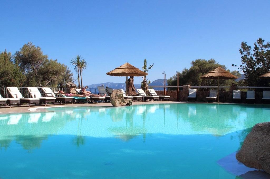 club-hotel-residence-cala-gonone-sardegna-la-piscina2-1024x680.