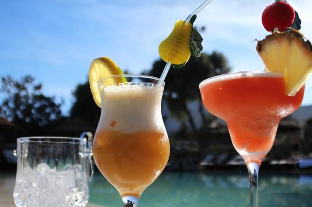 club-hotel-residence-cala-gonone-sardegna-bar-in-piscina-1024x6
