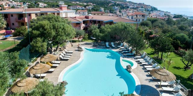 Exteriér hotelu a bazén.jpg