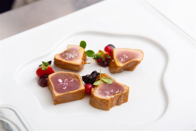 A_crudo-e-cotto-di-tonno-marmellata-cipolle-tropea-frutti-di-bo