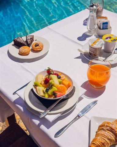 Colazione piscina.jpg
