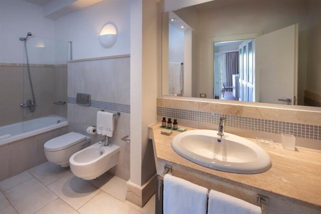 Chia Laguna_Hotel Village_Garden Cottage_Bathroom with bathtub.