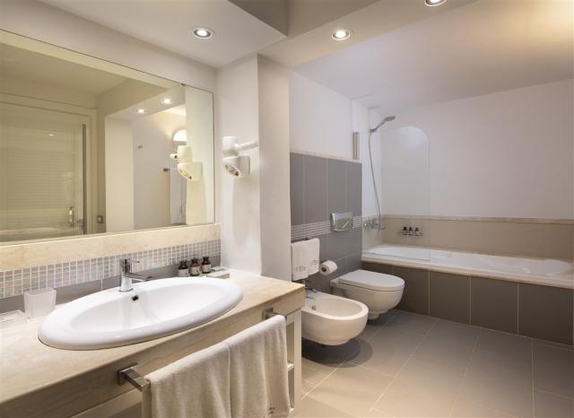 Chia Laguna_Hotel Village_Pool Family Room5_Bathroom.jpg