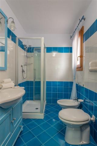 Mono Bathroom 2.jpg