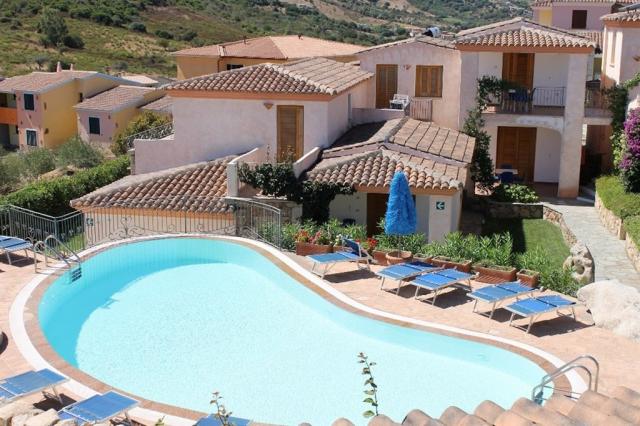 Iss Travel Bouganvillage Piscina 1.jpg