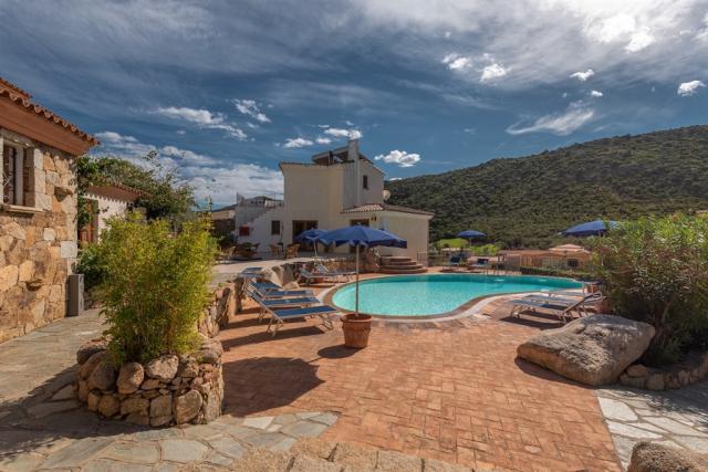 Iss Travel Bouganvillage Piscina 2.jpg