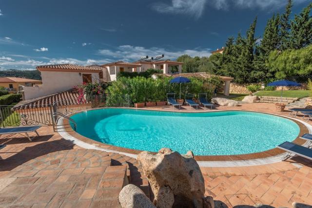 Iss Travel Bouganvillage Piscina 5.jpg