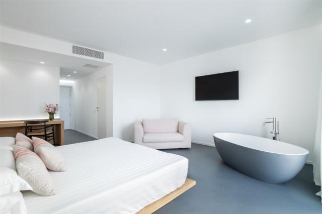 Hotel-Felix-Olbia_Romantic-Suite-1.jpg