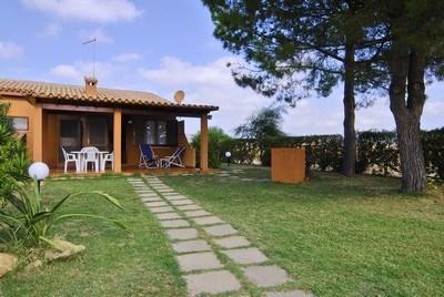 APARTMÁNY REY_ZAHRADA PŘED APARTMÁNY.jpg