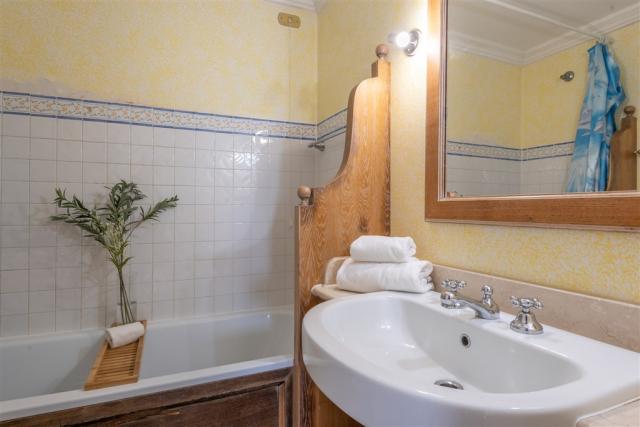 Trilo 18A Bathroom 2.jpg
