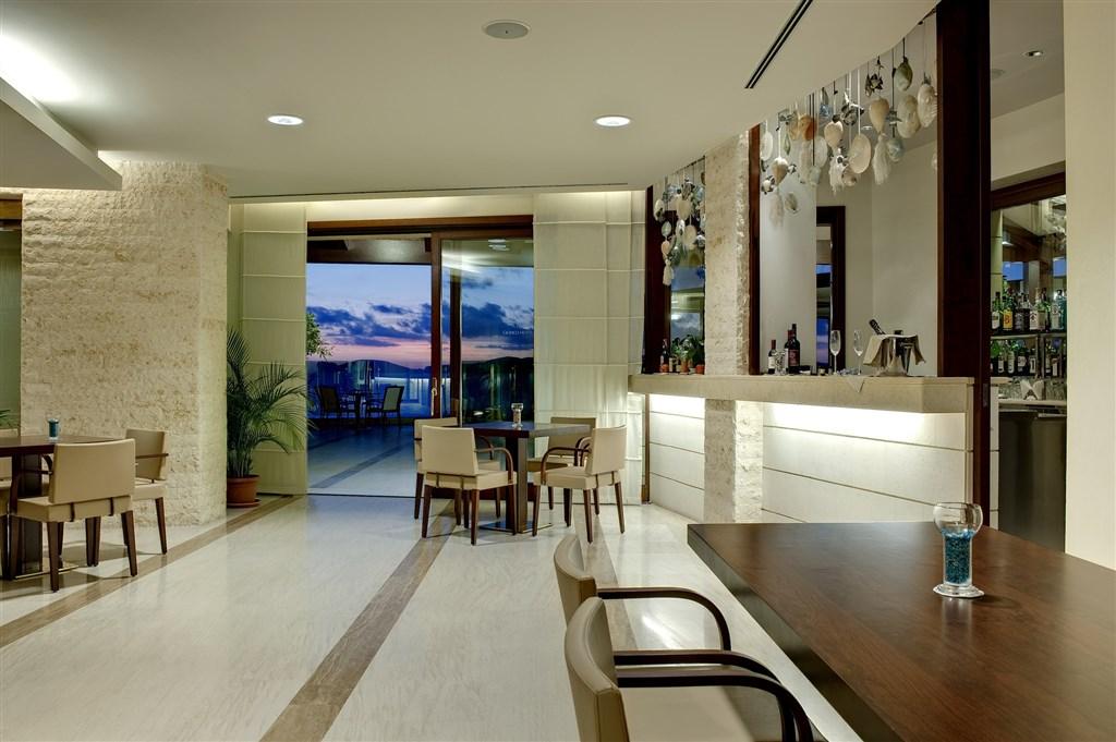 HOTEL CARLOS V bar.jpg