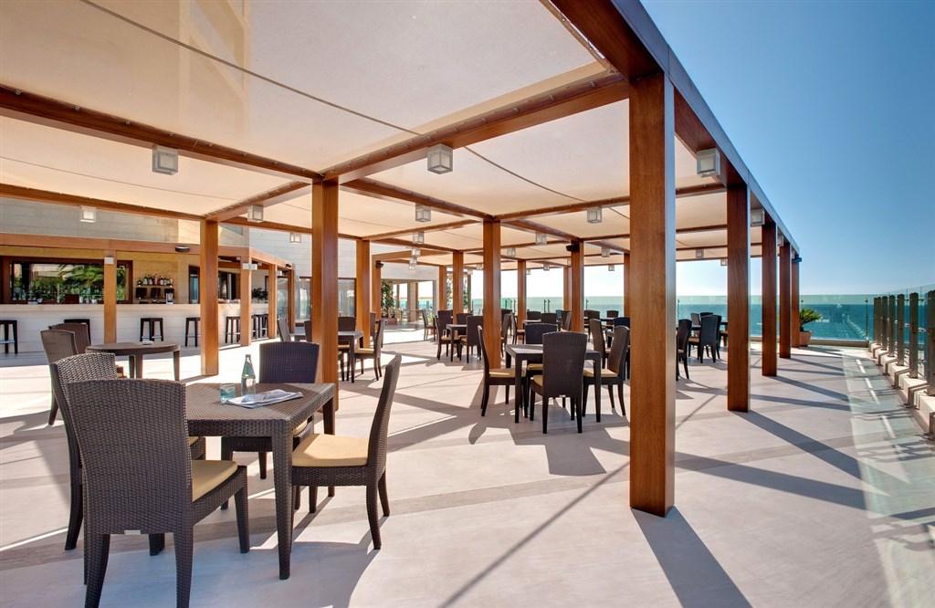 HOTEL CARLOS V restaurace na terase.jpg