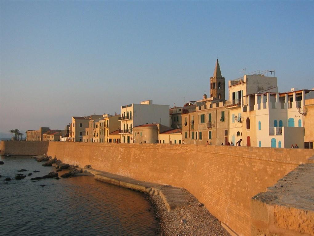 alghero-seawall3.jpg