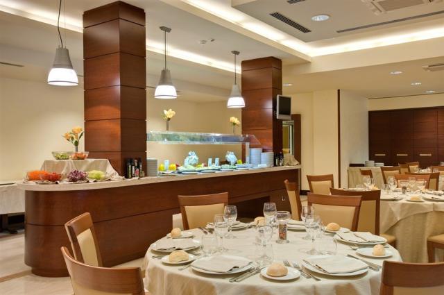 HOTEL CARLOS V restaurace salátový bufet.jpg