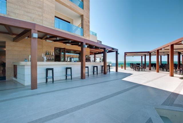 HOTEL CARLOS V bar na terase.jpg